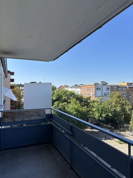 Helle, geräumige 1 Zimmer Wohnung mit großem Balkon. Fahrstuhl vorhanden. — photo 1